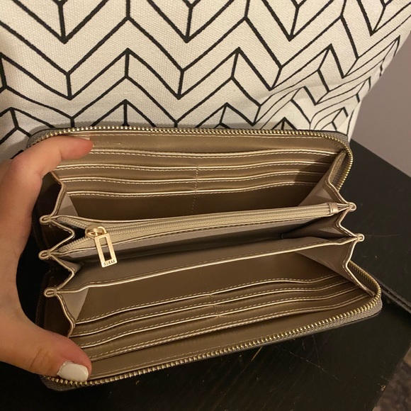 Guess “Bea” Clutch/Wallet in Taupe - Picture 3 of 3